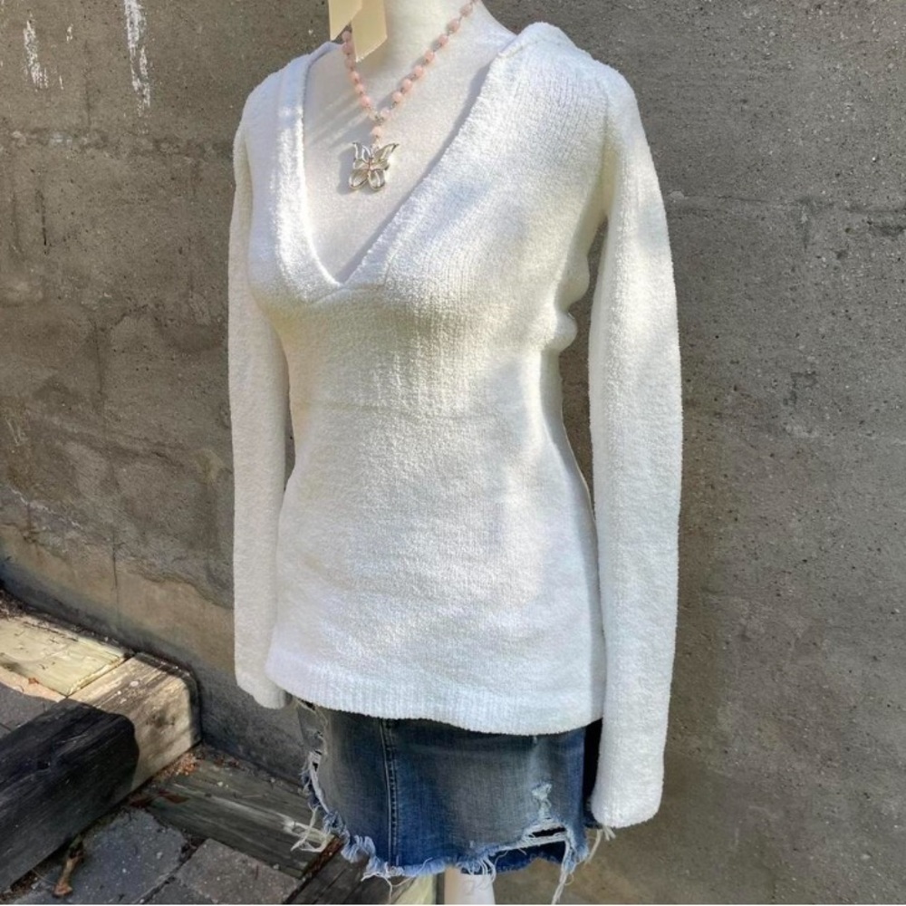 White 2000s V-Neck Sweater